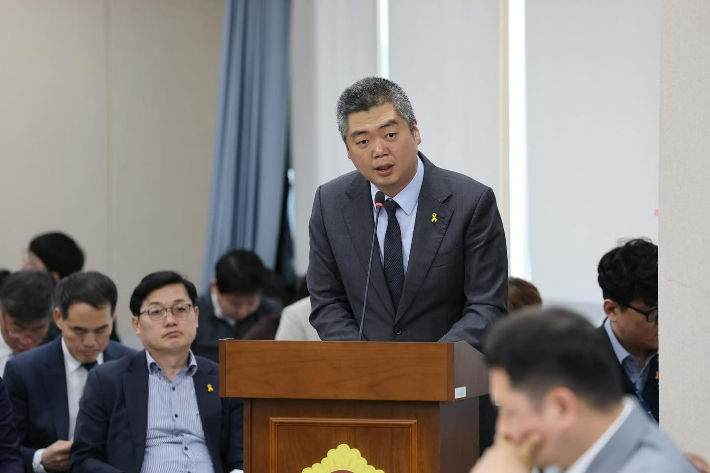 박원종 의원이 전남교육청 안전한 운반급식 지원 조례안에 대해 제안 설명하고 있다. 전남도의회 제공