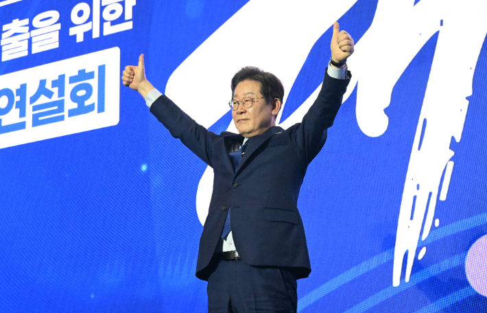 더불어민주당 대선 후보로 선출된 이재명 후보가 27일 경기 고양시 킨텍스에서 열린 '제21대 대통령선거 후보자 선출을 위한 수도권·강원·제주 경선 및 최종 후보자 선출 대회'에서 인사하고 있다. 연합뉴스
