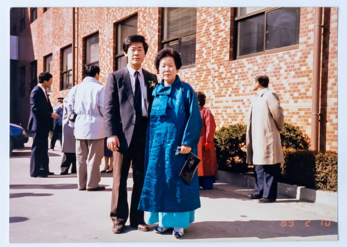 1989년 사법연수원 졸업식에서 모친인 고(故) 구호명 여사와 기념 촬영을 하는 민주당 이재명 대선 후보. 이재명 후보 측 제공