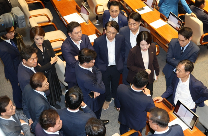 국회 본회의에서 더불어민주당 이재명 대표의 체포동의안 가결 후 민주당 의원들이 이 대표 자리에 모여 대화하고 있다. 연합뉴스