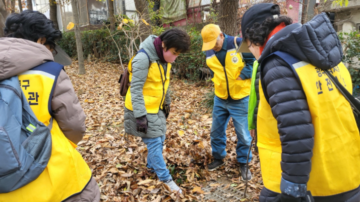 지역안전 파수꾼인 광주시 안전보안관들이 도로패임(포트홀)과 불법현수막 등 도로·보행의 위험요소를 샅샅이 점검한다. 광주광역시 제공