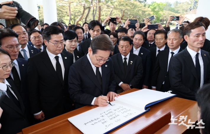 방명록 적는 이재명 대선 후보