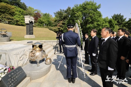 더불어민주당 이재명 대선 후보가 28일 서울 동작구 현충원 박정희 전 대통령 묘소를 참배하고 있다.