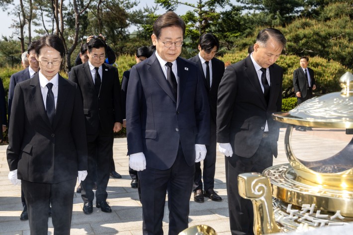 김영삼 전 대통령 묘역 참배에 참배하는 이재명