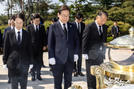 김영삼 전 대통령 묘역 참배에 참배하는 이재명