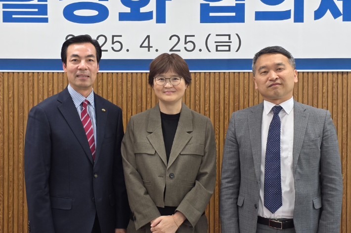 지난 25일 무주 태권도원 활성화 협의체 발족식에서 태권도진흥재단 신성일 사무총장과 전북도 엄현미 체육정책과장, 무주군 최정일 부군수(왼쪽부터)가 기념 촬영을 하고 있다. 무주군 제공