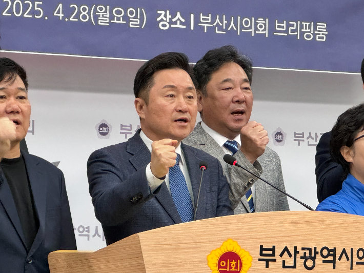 최인호 민주당 부산시당 시정평가대안특별위원장이  28일 부산시의회 브리핑룸에서 가덕도신공항 2035년 준공 우려와 관련해 긴급 기자회견을 열고 책임을 촉구하고 있다. 부산시의회 제공