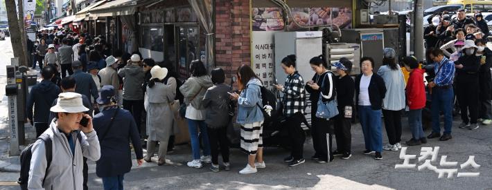 SKT 유심 교체 위한 긴 줄