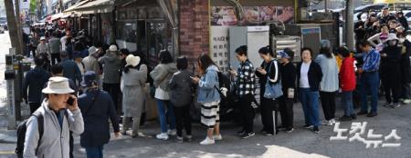 SKT 유심 교체 위한 긴 줄