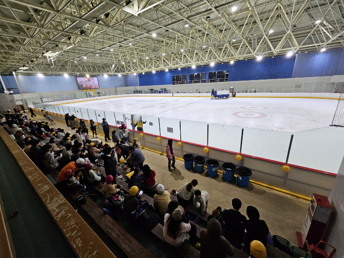 광주도시공사는 올해 제103회 '어린이날'을 맞아 광주실내빙상장을 어린이에게 무료로 개방하고 다양한 이벤트를 진행한다고 28일 밝혔다. 광주도시공사 제공