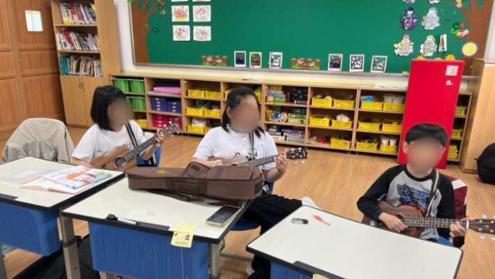함평 기산초등학교 학생들이 우쿨렐레 합주를 연습하고 있다. 학생들은 '국외배움체험'의 일환으로 올해 9월에 친구 엄마 나라인 일본에 방문한다. 기산초등학교 제공