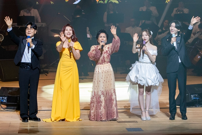 왼쪽부터 가수 조항조, 주현미, 이미자, 정서경, 김용빈. 쇼당이엔티 제공