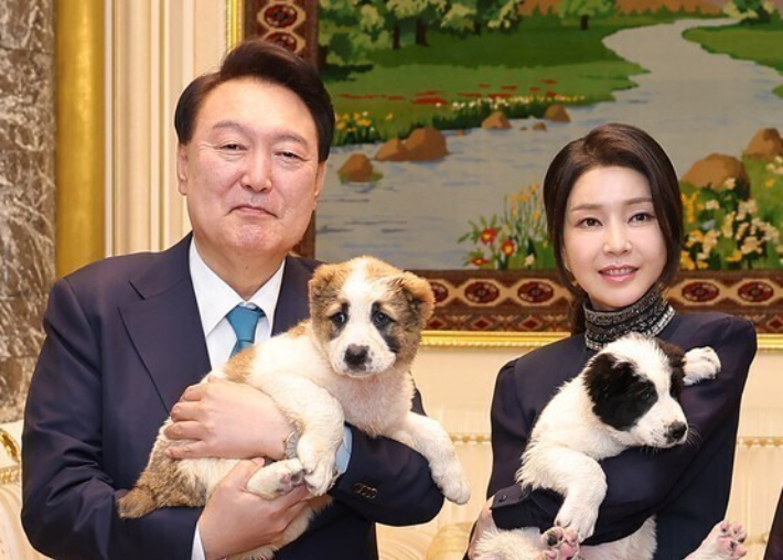 해피와(오른쪽)와 조이의 지난해 6월 모습. 대통령실 제공