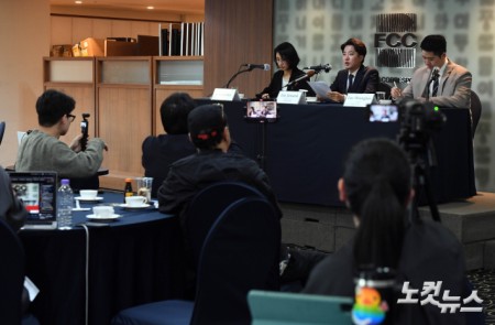 외신기자 앞에 앉은 이준석 대선후보