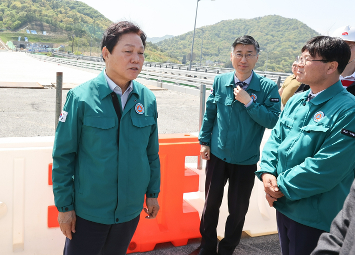 박완수 지사 국가지원지방도 58호선 공사 현장 점검. 경남도청 제공 