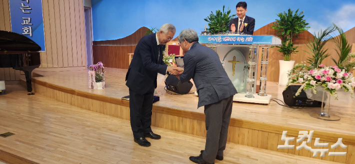 강원CBS고석표 대표(사진 오른쪽)가 박인관 목사에게 CBS방송선교에 대한 공로로 감사패를 전달하고 있다. 최원순PD