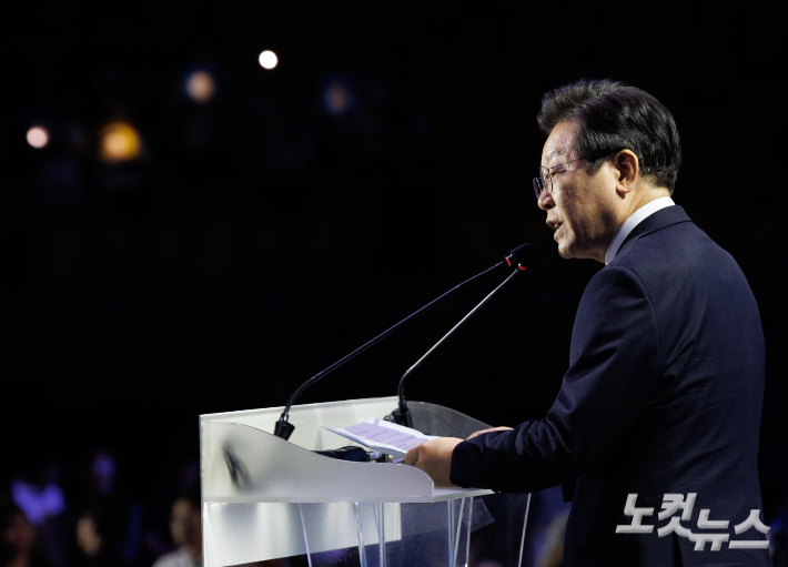18일 서울 송파구 올림픽공원 KSPO돔에서 열린 더불어민주당 제1차 정기전국당원대회에서 이재명 신임 대표가 수락연설을 하고 있다. 윤창원 기자