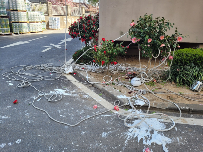 꽃이 만개한 전북 부안의 한 아파트 화단에는 도장 작업을 하다 숨진 A씨의 밧줄이 엉킨 채 널브러져 있다. 전북소방본부 제공 