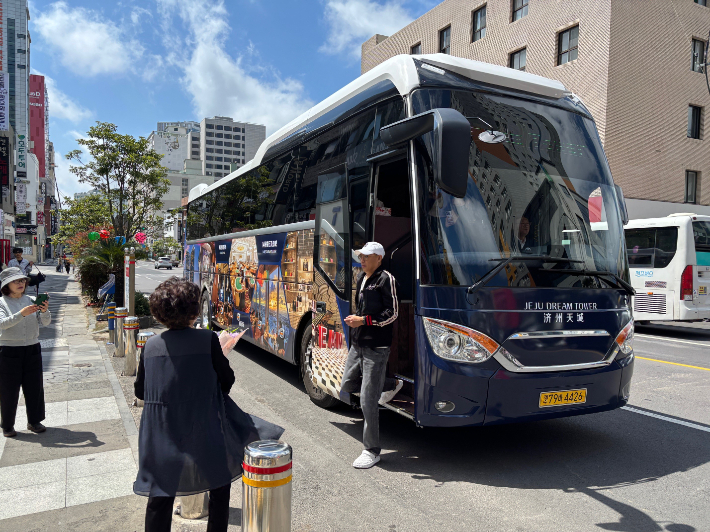 제주 드림타워 복합리조트가 마련한 외국인 전용 무료 순환버스. 롯데관광개발 제공