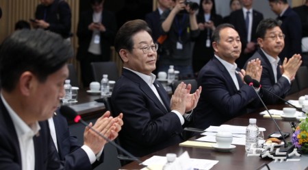 이재명 더불어민주당 대선 후보가 28일 경기 이천시 SK하이닉스에서 열린 'K-반도체' AI메모리반도체 기업 간담회에서 박수치고 있다. 2025.4.28 국회사진기자단