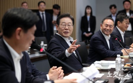 이재명 더불어민주당 대선 후보가 28일 경기 이천시 SK하이닉스에서 열린 'K-반도체' AI메모리반도체 기업 간담회에서 발언하고 있다. 2025.4.28 국회사진기자단