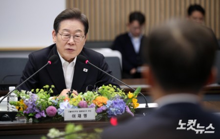 이재명 더불어민주당 대선 후보가 28일 경기 이천시 SK하이닉스에서 열린 'K-반도체' AI메모리반도체 기업 간담회에서 발언하고 있다. 2025.4.28 국회사진기자단