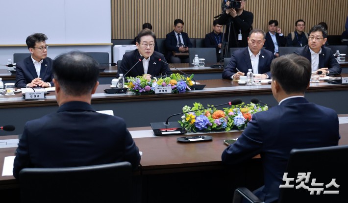 이재명 더불어민주당 대선 후보가 28일 경기 이천시 SK하이닉스에서 열린 'K-반도체' AI메모리반도체 기업 간담회에서 발언하고 있다. 2025.4.28 국회사진기자단