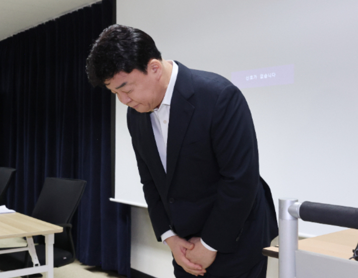 백종원 더본코리아 대표가 지난달 28일 서울 서초구 스페이스쉐어 강남역센터에서 열린 첫 정기 주주총회에서 주주들에게 사과하고 있다. 연합뉴스