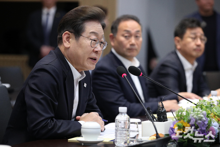 이재명 더불어민주당 대선 후보가 28일 오후 경기도 이천시 SK하이닉스에서 열린 'K-반도체' AI메모리반도체 기업 간담회에 참석해 모두발언을 하고 있다. 국회사진취재단