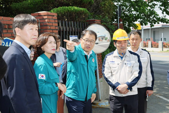 효성중공업 1·2공장을 방문한 장금용 창원시장 권한대행(사진 가운데). 창원시 제공 