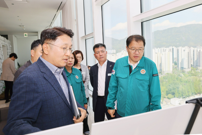 LG전자 1공장을 방문한 장금용 창원시장 권한대행(사진 오른쪽). 창원시 제공 