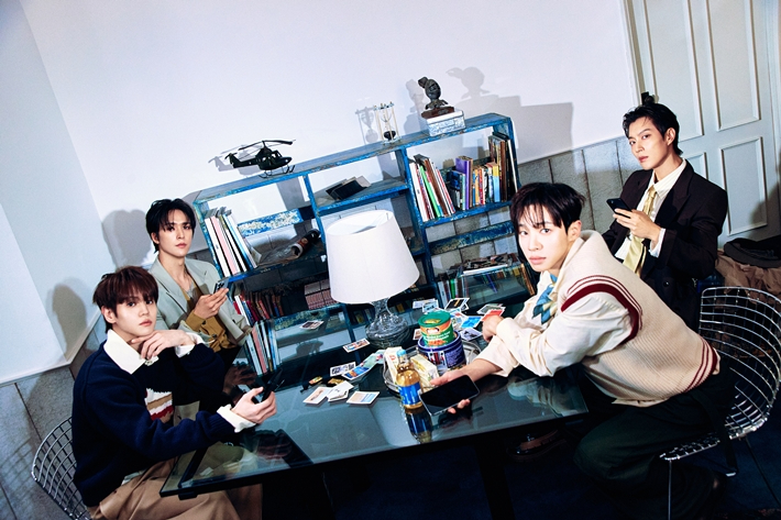이번 앨범은 '스위치 온' 이후 약 1년 만의 새 앨범이다. 어라운드어스 제공
