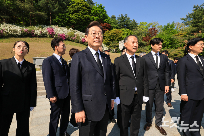 더불어민주당 이재명 대선 후보가 28일 서울 동작구 현충원 박정희 전 대통령 묘역을 찾아 참배하고 있다. 윤창원 기자
