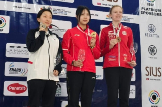 울진군청 권은지(왼쪽) 선수가 '2025 ISSF 부에노스아이레스 월드컵' 여자 10M 공기소총에서 한국신기록을 경신했다. 울진군 제공