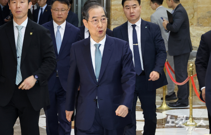 한덕수 대통령 권한대행 국무총리가 24일 서울 여의도 국회 본회의에서 추가경정예산안 시정연설을 마치고 퇴장하며 취재진을 향해 "수고하셨다"고 말하고 있다. 윤창원 기자