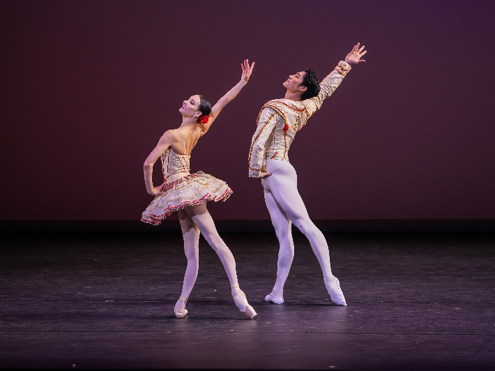 미국 국립발레단 아메리칸발레시어터(ABT)가 서울 강남구 GS아트센터에서 공연을 펼쳤다. ABT 수석무용수 안주원(오른쪽)과 크리스틴 셰우첸코가 '돈키호테 중 2인무'에서 열연하고 있다. ⓒYOON6PHOTO·GS아트센터 제공