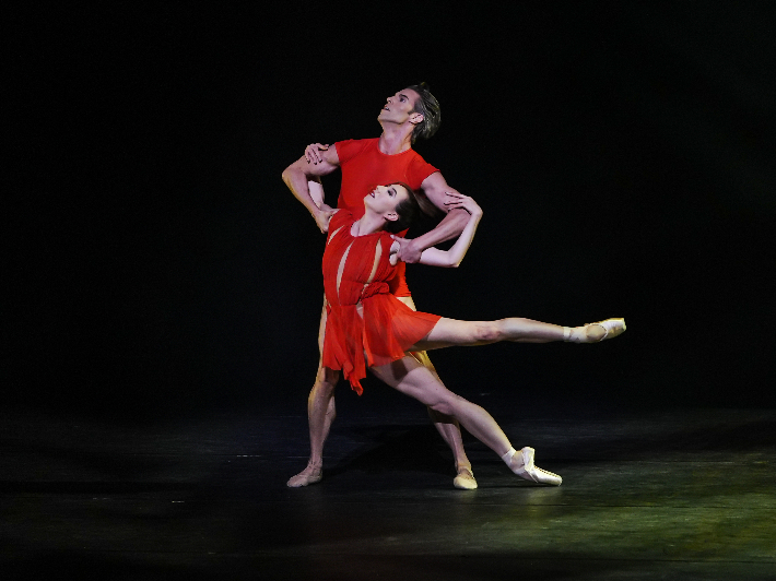 미국 국립발레단 아메리칸발레시어터(ABT)가 서울 강남구 GS아트센터에서 공연을 펼쳤다. ABT '간판 무용수'로 세계적인 발레 스타인 이자벨라 보일스턴과 제임스 화이트사이드가 2인무 '네오'에서 열연하고 있다. ⓒYOON6PHOTO·GS아트센터 제공