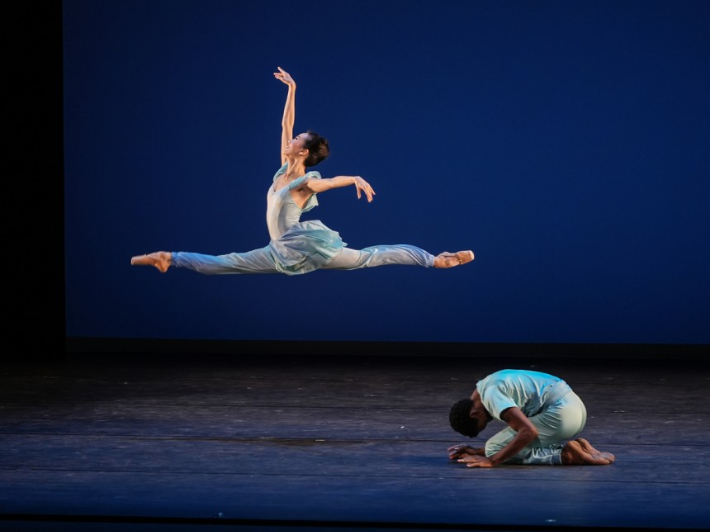 미국 국립발레단 아메리칸발레시어터(ABT)가 서울 강남구 GS아트센터에서 공연을 펼쳤다. ABT 박선미와 캘빈 로열 3세가 '대질주 고트샬크 중 2인무'에서 열연하고 있다. ⓒYOON6PHOTO·GS아트센터 제공