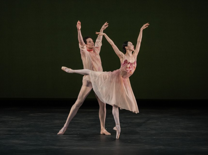 미국 국립발레단 아메리칸발레시어터(ABT)가 서울 강남구 GS아트센터에서 공연을 펼쳤다. ABT 수석무용수 서희(오른쪽)와 코리 스턴스가 '나뭇잎은 바래어 가고 중 2인무'에서 열연하고 있다. ⓒYOON6PHOTO·GS아트센터 제공