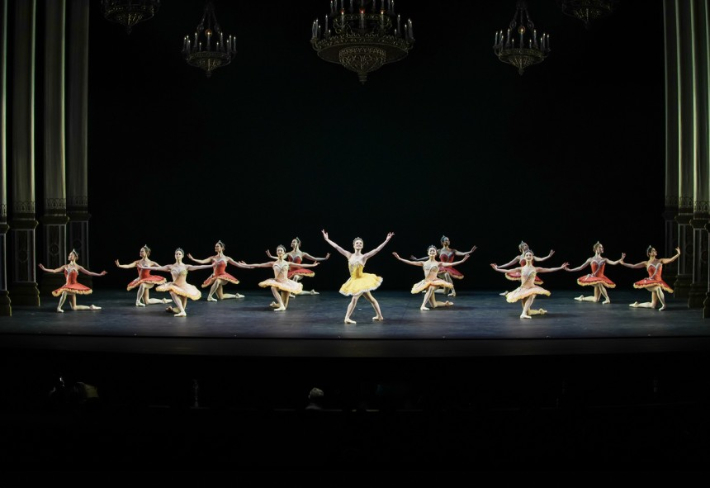 미국 국립발레단 아메리칸발레시어터(ABT)가 서울 강남구 GS아트센터에서 공연을 펼쳤다. 조지 발란신의 '주제와 변주'에서 ABT 무용수들이 열연하고 있다. ⓒYOON6PHOTO·GS아트센터 제공