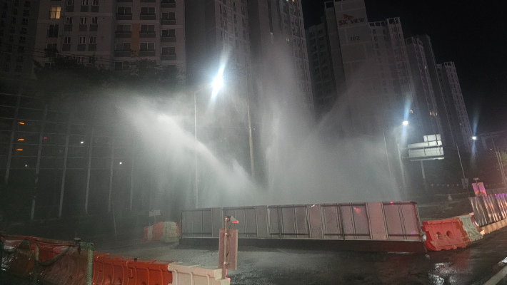 29일 오전 1시 35분쯤 광주 도시철도 2호선 공사현장에서 누수가 발생해 물이 분수처럼 뿜어져 나오고 있다. 서구청 제공