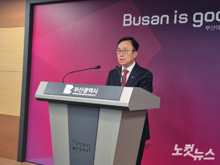 김광회 부산시 미래혁신부시장이 28일 현대건설 컨소시엄의 가덕도신공항 건설 공사 기간 설정과 관련한 시의 입장을 밝히고 있다. 박중석 기자