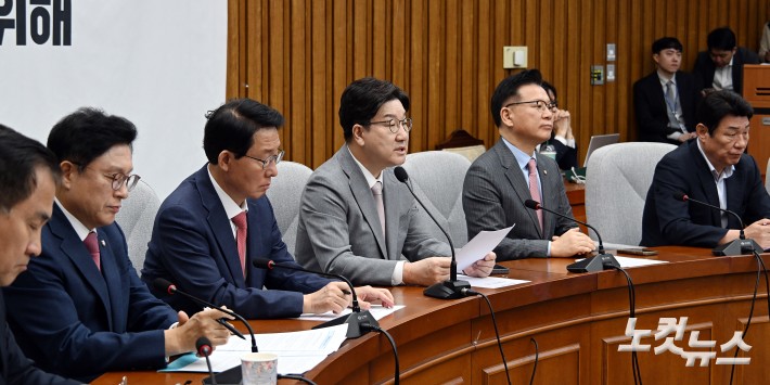 원내대책회의 발언하는 권성동 원내대표