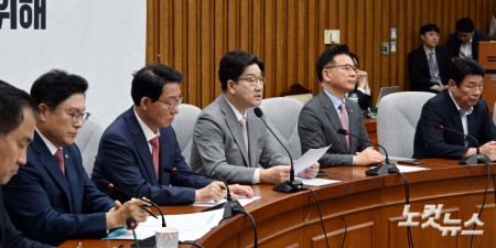 원내대책회의 발언하는 권성동 원내대표