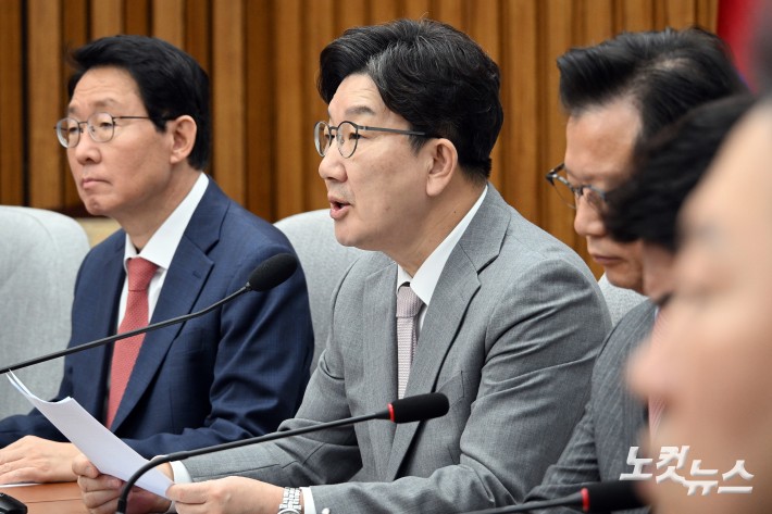 발언하는 권성동 원내대표