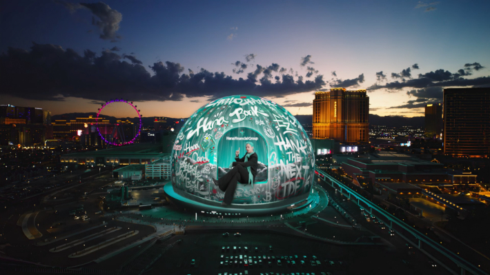 하나금융그룹, 지드래곤(G-DRAGON)과 함께 美 라스베이거스 스피어(Sphere)에서 『One Spirit, One Team』 광고 캠페인을 공개했다. 하나금융그룹 제공