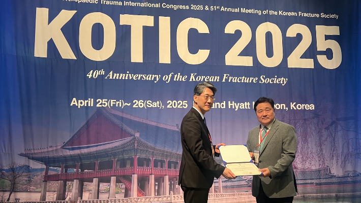 조선대병원 정형외과 이준영(오른쪽)교수. 조선대병원 제공