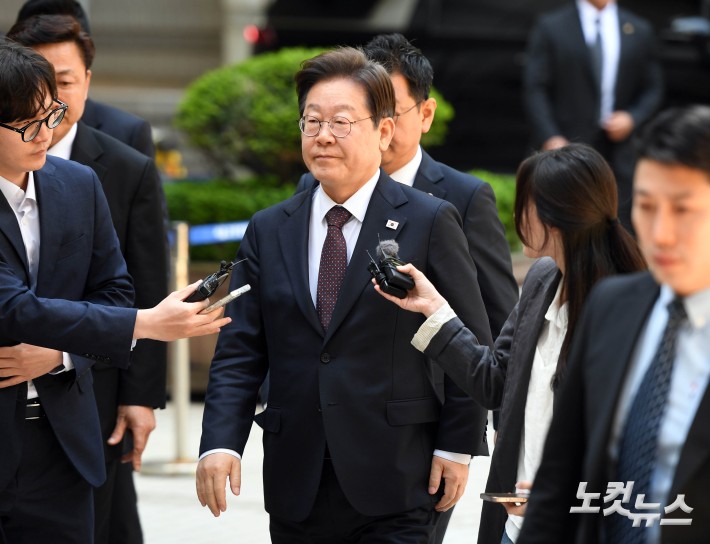 이재명, 대선후보 확정 후 첫 재판 출석