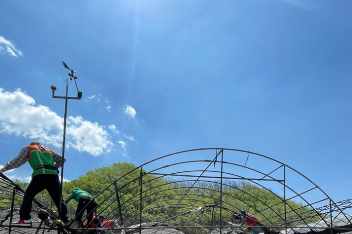 광주 환경공단은 28일, 소속 직원 10명을 포함한 광주시 및 5개 자치구 자원봉사센터 직원, 자원봉사자 등 120명과 함께 대형 산불 피해 농가를 찾아 화재 잔재물과 폐기물을 정리하는 등 복구 활동을 펼쳤다. 광주 환경공단 제공