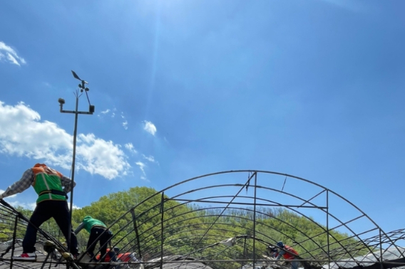 광주 환경공단은 28일, 소속 직원 10명을 포함한 광주시 및 5개 자치구 자원봉사센터 직원, 자원봉사자 등 120명과 함께 대형 산불 피해 농가를 찾아 화재 잔재물과 폐기물을 정리하는 등 복구 활동을 펼쳤다. 광주 환경공단 제공